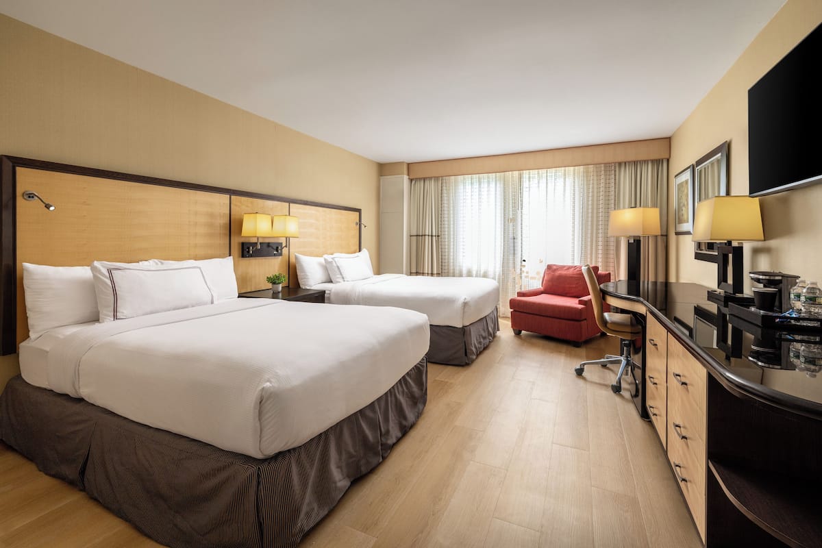Habitación Deluxe, 2 camas matrimoniales, vista al jardín (Two Double Beds w/ Garden View) | Ropa de cama de alta calidad y caja de seguridad en la habitación
