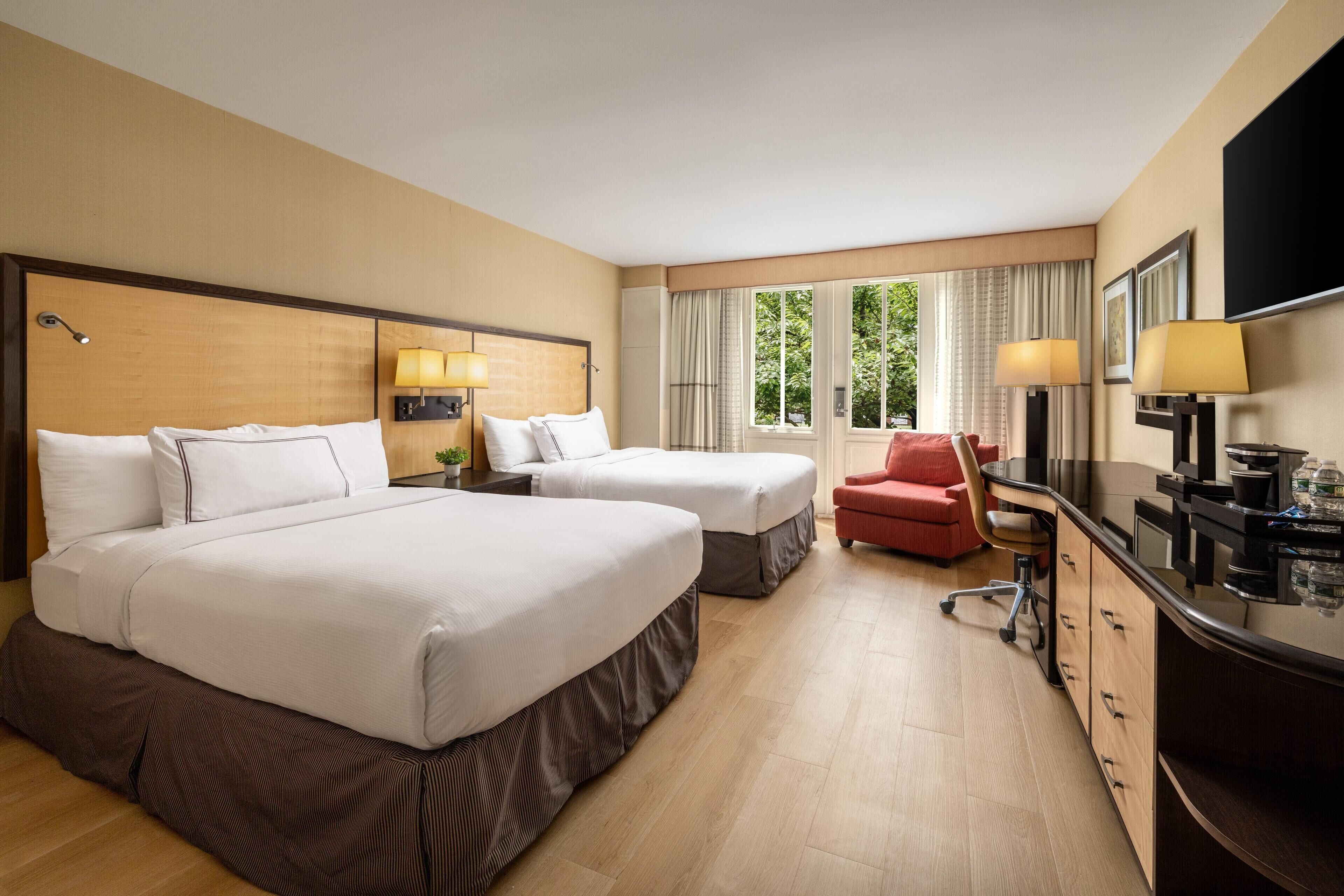 Ropa de cama de alta calidad y caja de seguridad en la habitación 