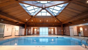 Innenpool, geöffnet von 09:00 Uhr bis 11:00 Uhr, Liegestühle