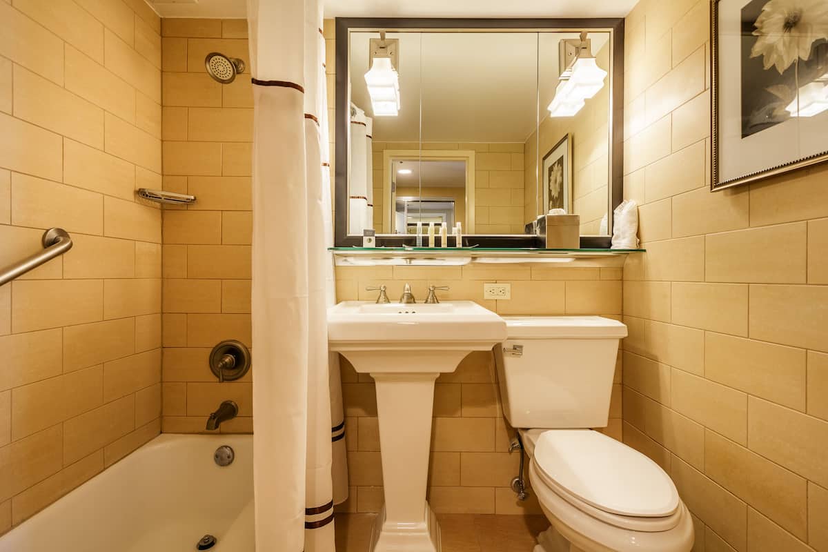 Amenidades de baño gratuitas, secadora de cabello, toallas, jabón