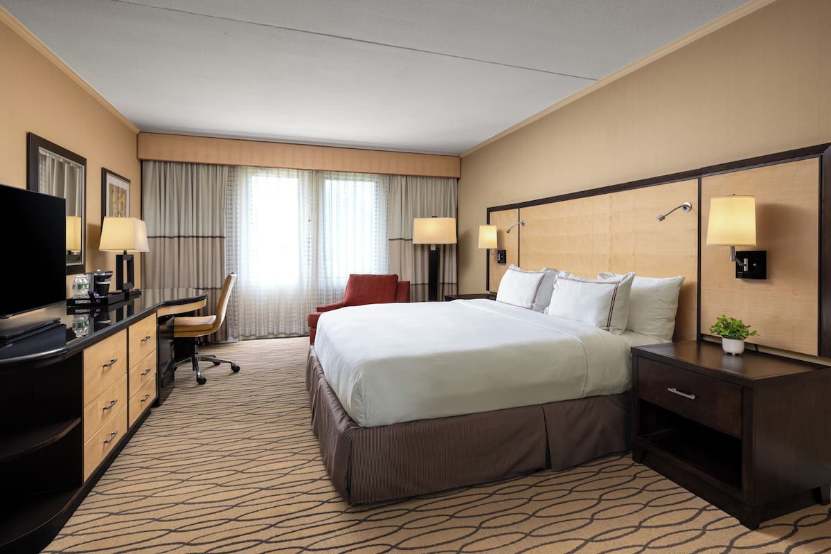 Ropa de cama de alta calidad y caja de seguridad en la habitación