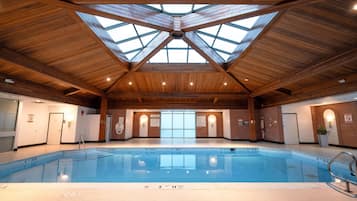 Una piscina techada, sillones reclinables de piscina