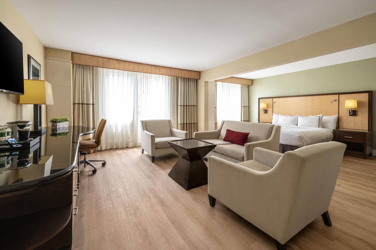 Suite junior, 1 cama King size, para no fumadores | Ropa de cama de alta calidad y caja de seguridad en la habitación 