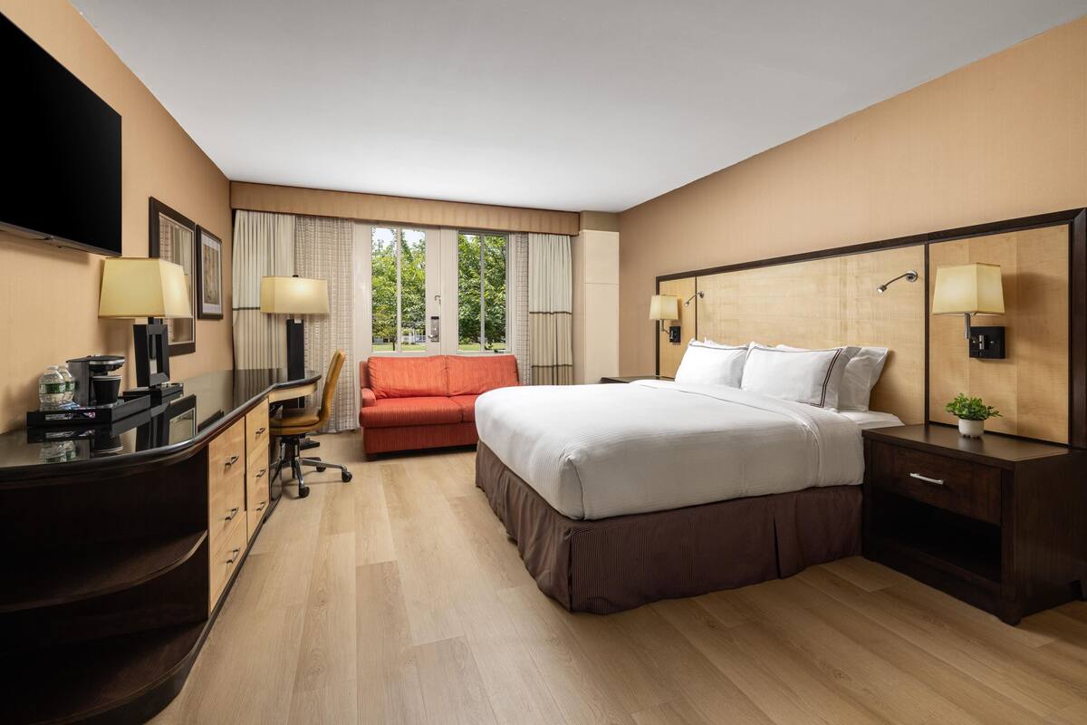 Ropa de cama de alta calidad y caja de seguridad en la habitación 