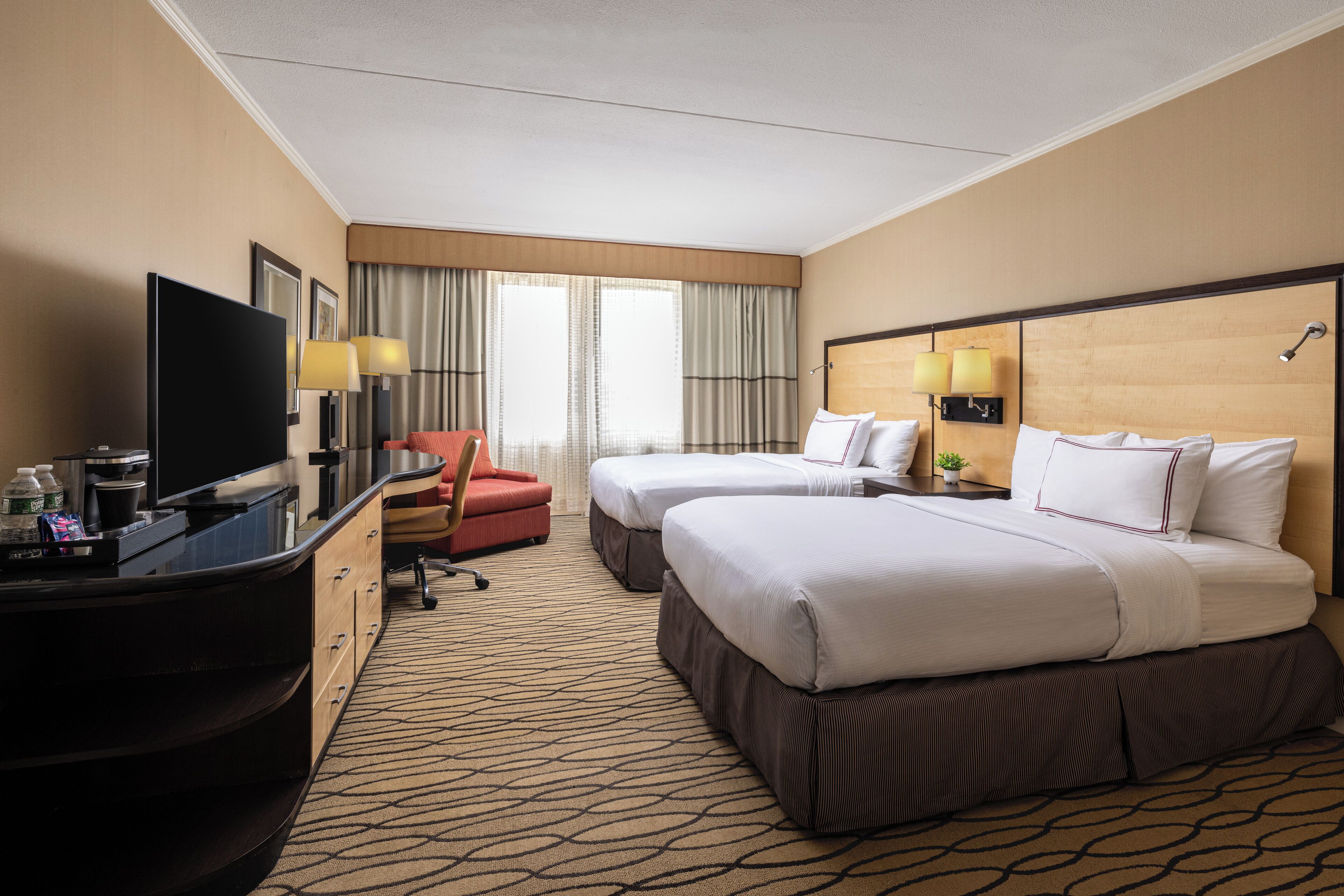 Ropa de cama de alta calidad y caja de seguridad en la habitación 