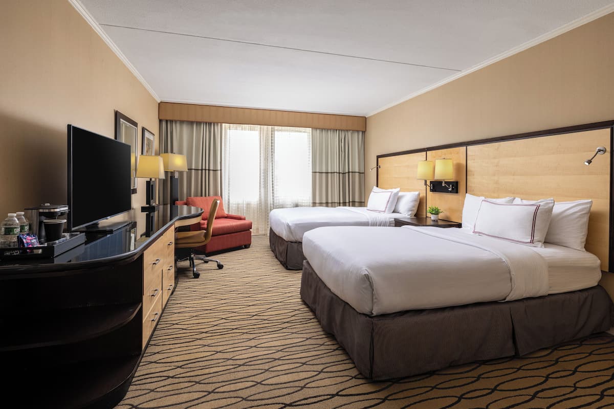 Ropa de cama de alta calidad y caja de seguridad en la habitación