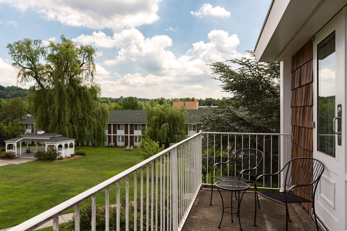 Ropa de cama de alta calidad y caja de seguridad en la habitación