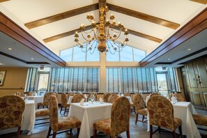 Breakfast and dinner served, American cuisine - Sleepy Hollow Hotel (Tarrytown)
