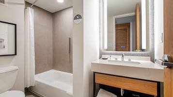 Combined shower/tub, free toiletries, hair dryer, towels