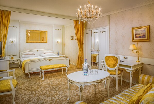 Suite – junior | Minibar, safe på rommet, skrivebord og lydisolert
