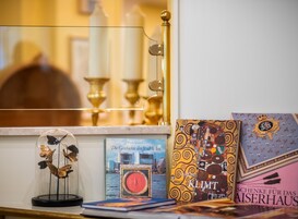Exposição de livros e uma cúpula de vidro com borboletas.