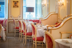 Petit déjeuner complet servi tous les jours en supplément