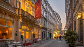 Fachada da propriedade à noite
