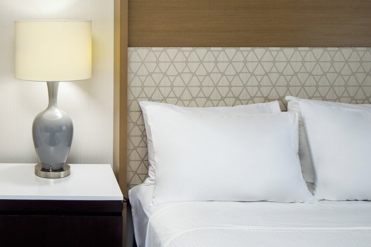 1 bedroom, premium bedding, pillow-top beds, desk