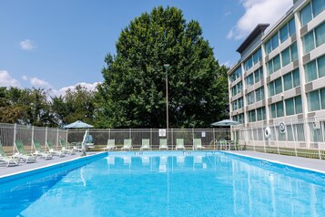 Piscina externa sazonal, funciona das 9h às 21h, guarda-sóis