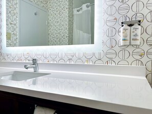 Tina con regadera, amenidades de baño de diseñador, secadora de cabello