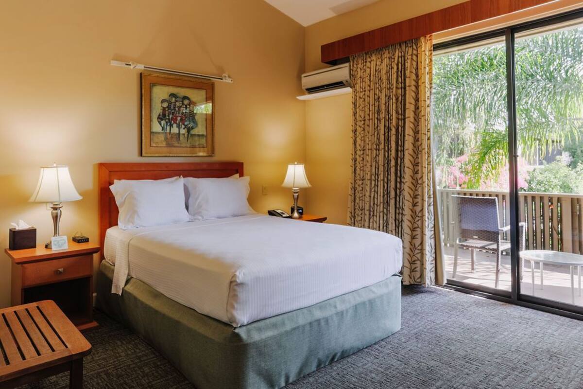 Standard Room, 1 Queen Bed | Premium bedding, minibar, in-room safe, individually decorated