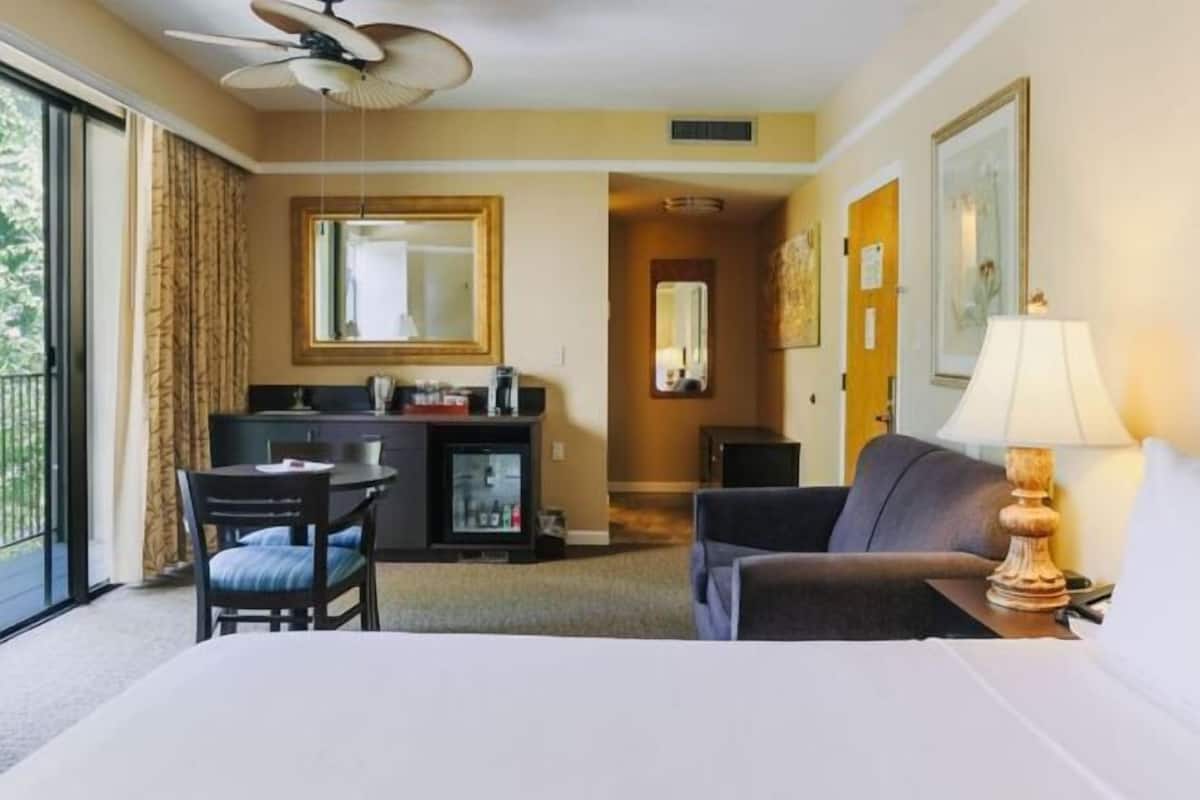 1 kamar tidur, seprai premium, minibar, dan brankas