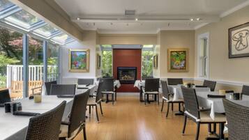 朝食、ランチ、ディナーに営業 (カリフォルニア料理、プールビュー)