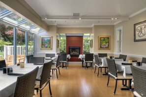 朝食、ランチ、ディナーに営業 (カリフォルニア料理、プールビュー)