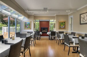 供应早餐、午餐和晚餐，加州菜，泳池景观