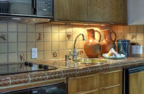 Suite, 1 très grand lit, cuisine | Cuisine privée | Réfrigérateur, cafetière-théière, produits de nettoyage écologique