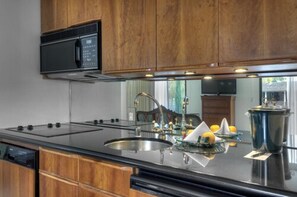 Suite, 1 King Bed, Kitchen | Private kitchen