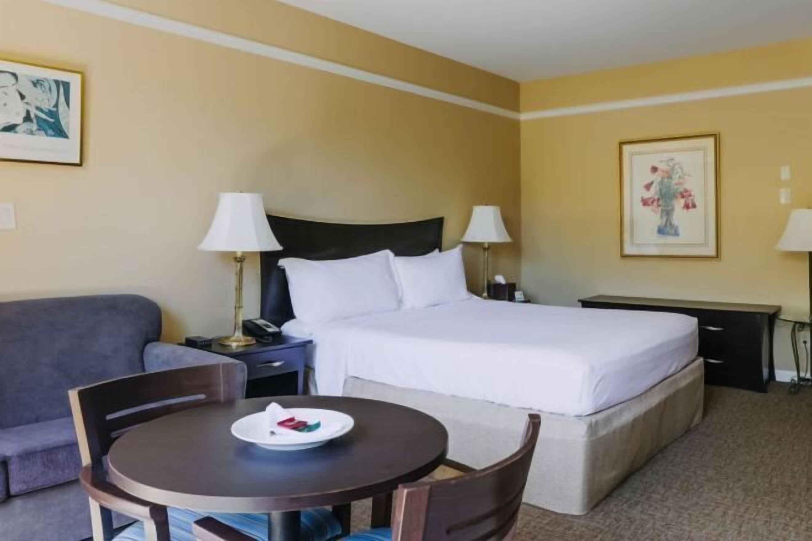 Hochwertige Bettwaren, Minibar, Zimmersafe, individuell dekoriert