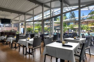 供应早餐、午餐和晚餐，加州菜，泳池景观