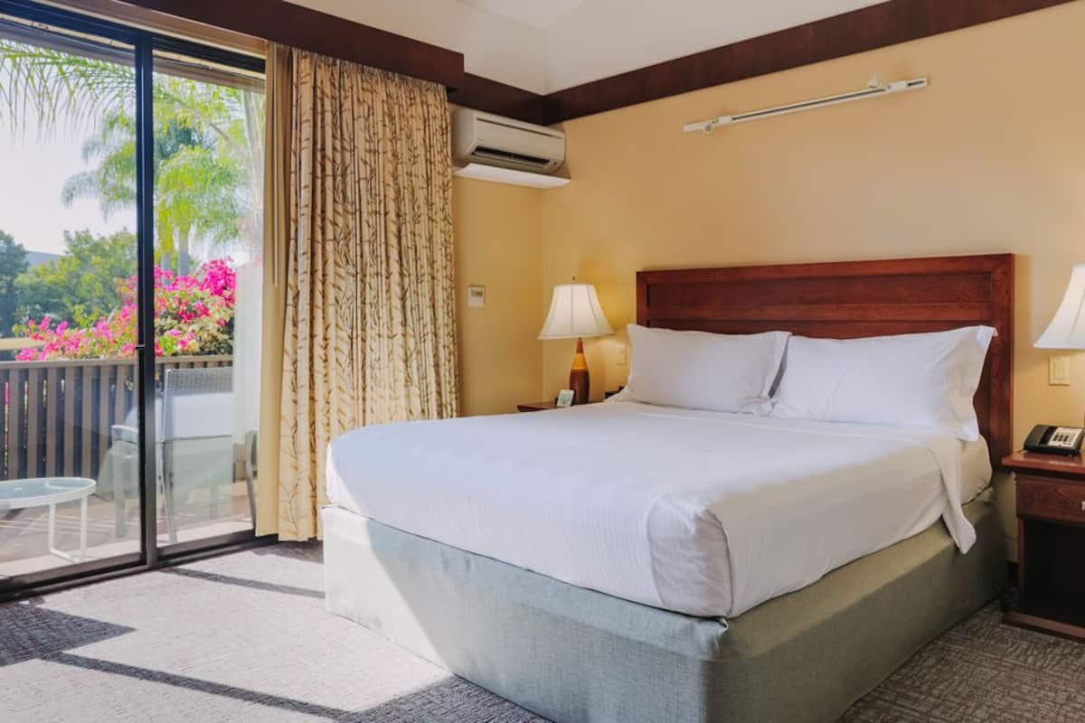 Standard Room, 1 King Bed | Premium bedding, minibar, in-room safe, individually decorated