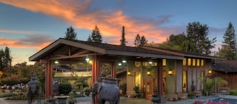 Dinah's Garden Hotel