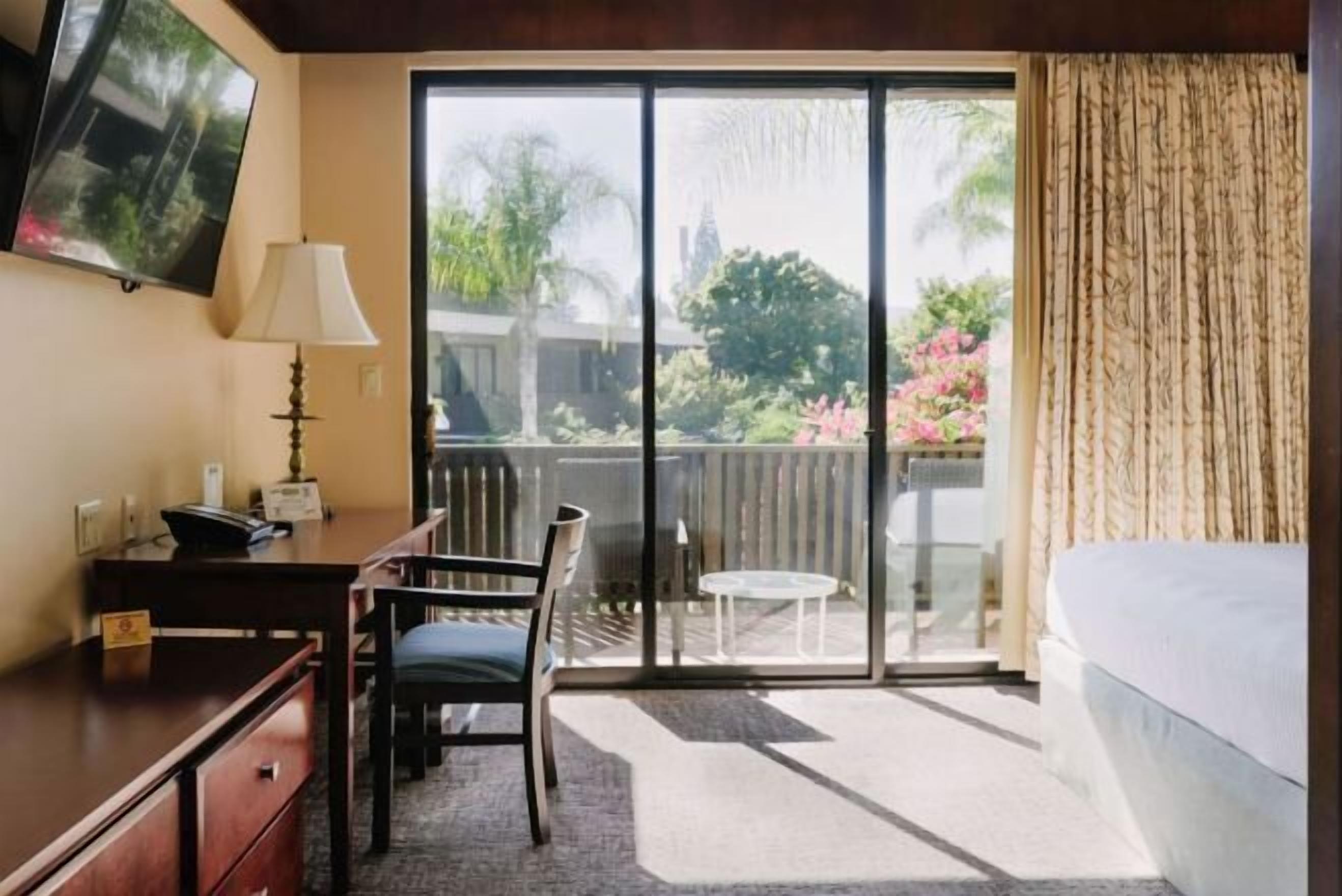 Hochwertige Bettwaren, Minibar, Zimmersafe, individuell dekoriert