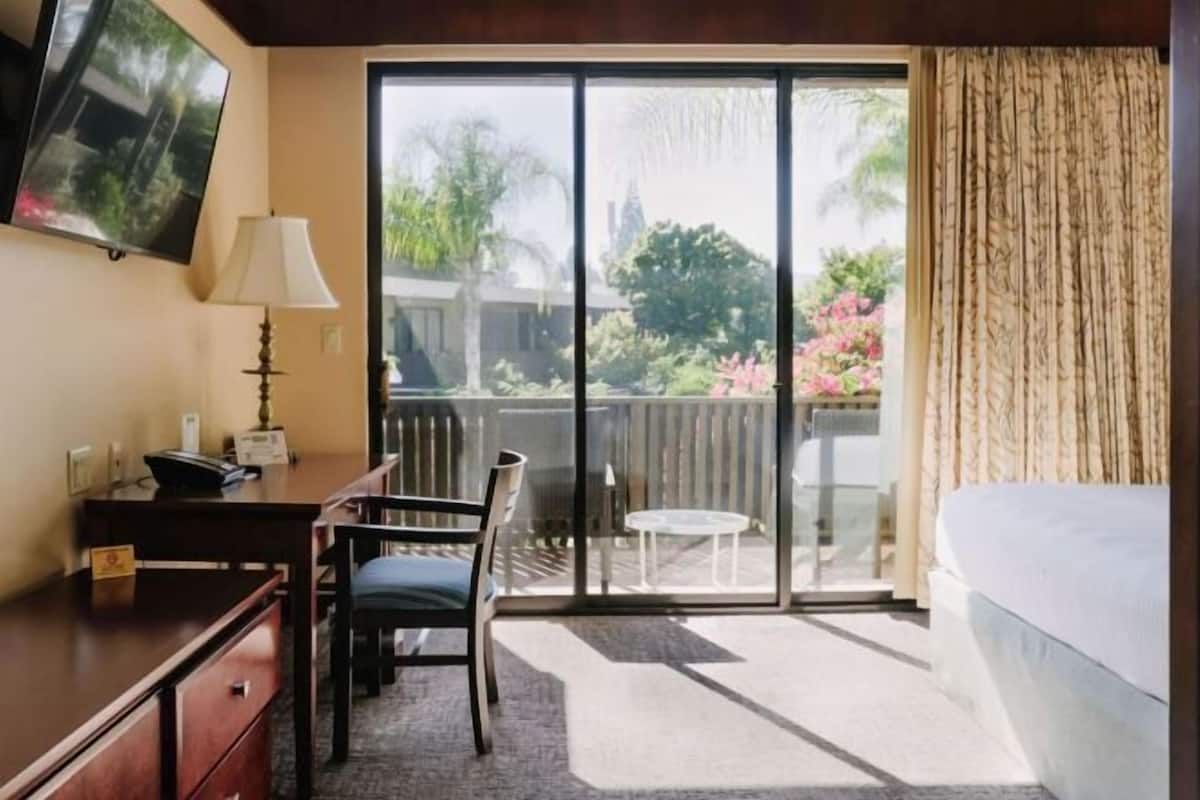 1 kamar tidur, seprai premium, minibar, dan brankas