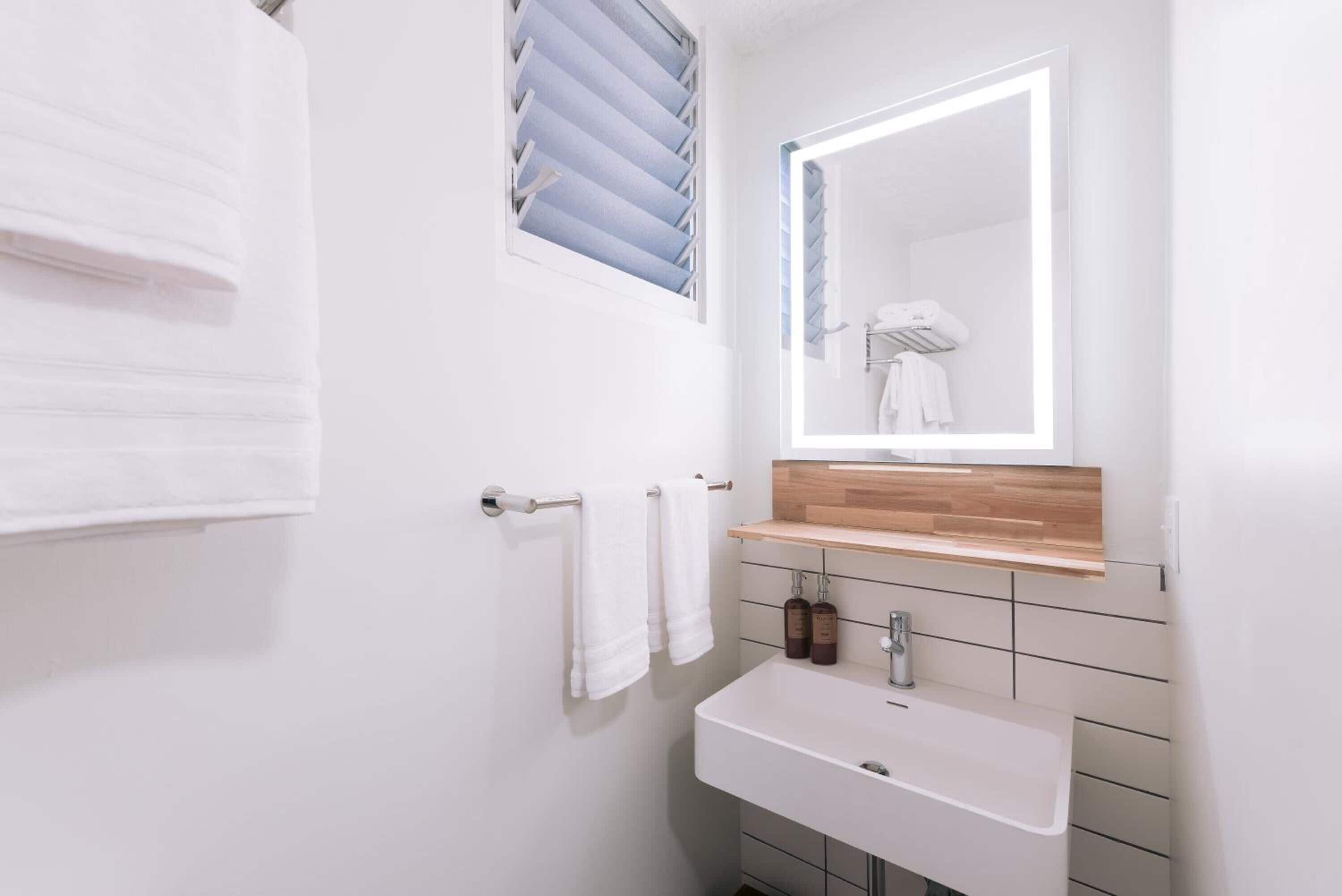 combined shower/bathtub, designer toiletries, hair dryer, towels