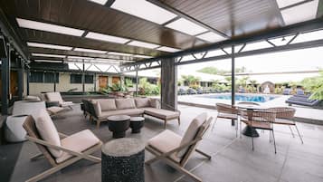 Una piscina al aire libre