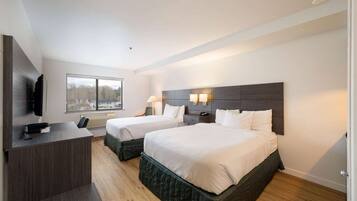 Een bureau, verduisterende gordijnen, een strijkplank/strijkijzer