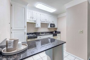 Suite, 1 King Bed, Non Smoking, Kitchenette | Private kitchenette