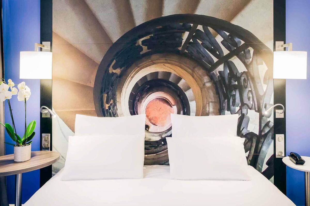 Kamer, 1 tweepersoonsbed | Luxe beddengoed, een minibar, een kluis op de kamer, een bureau