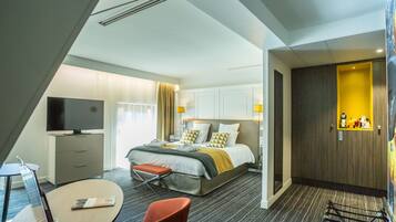 Privilege, Chambre Double Junior, 1 lit double et 1 canapé-lit | Literie de qualité supérieure, minibar, coffres-forts dans les chambres