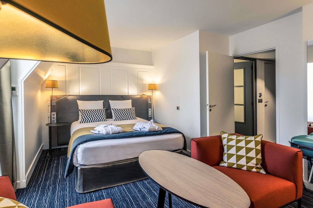 Privilege, Habitación junior doble, 1 cama doble con sofá cama | Ropa de cama de alta calidad, minibar, caja fuerte y escritorio