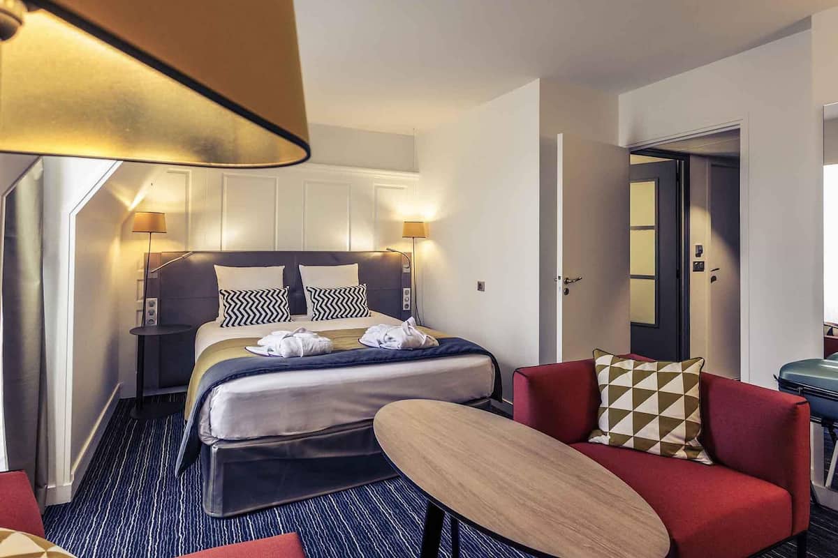 Privilege, Habitación doble junior, 1 cama matrimonial y sofá cama | Ropa de cama de alta calidad y minibar