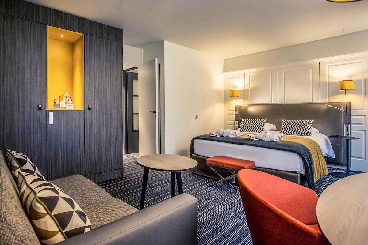 Privilege, Habitación, 1 cama matrimonial y sofá cama | Ropa de cama de alta calidad y minibar