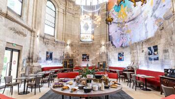 Päivittäinen buffetaamiainen (20 EUR per henkilö)