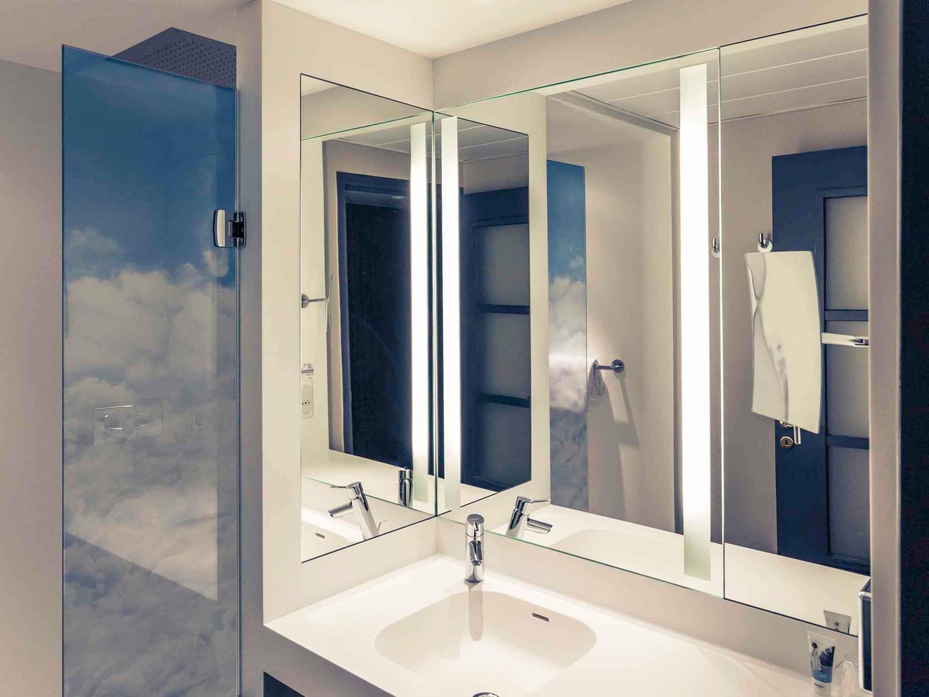 Ropa de cama de alta calidad y minibar 