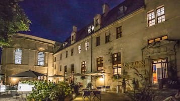 Façade de lâhĂ©bergement - soirĂ©e/nuit