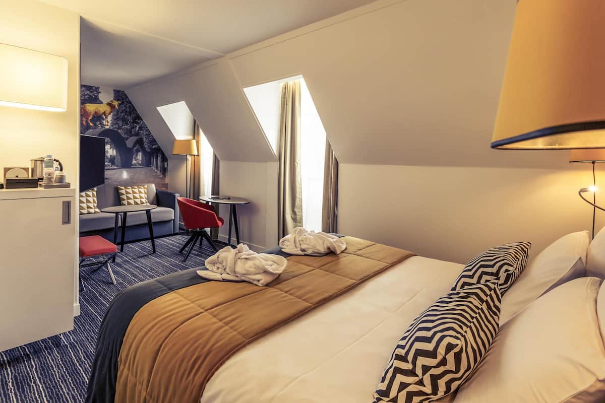 Suite junior, 1 cama doble con sofá cama | Ropa de cama de alta calidad, minibar, caja fuerte y escritorio