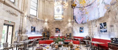 Frukostbuffé varje dag (EUR 19.50 per person)