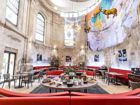 Daily buffet breakfast (EUR 19.50 per person)