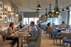 4 restaurants; breakfast, lunch, dinner and brunch served
