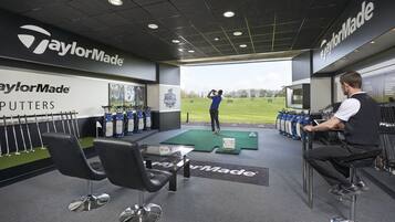 Ein Golf-Driving-Range mit TaylorMade Ausrüstung und einem Putting-Grün.
